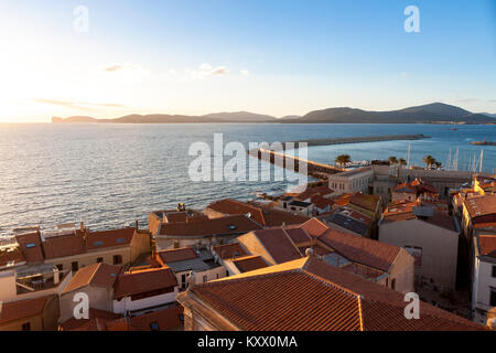 Vista aerea della città contro lo skyline di romantico al tramonto. Alghero, Sardegna. Italia Foto Stock