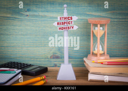 Etica rispetto onestà, codice di condotta. Cartello sul tavolo di legno Foto Stock