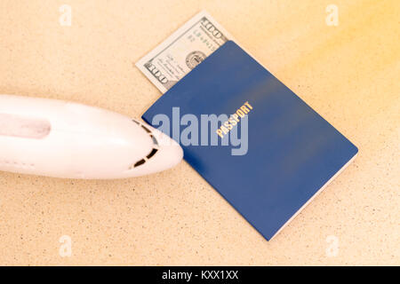 Passaporto blu con dollari. piano. concetto di viaggio Foto Stock