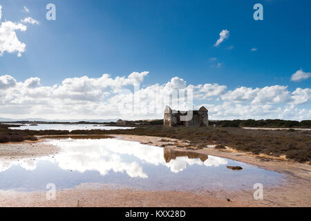 Vista panoramica della Torre delle Saline contro le nubi sparse a mezzogiorno. Stintino, Sardegna. Italia Foto Stock