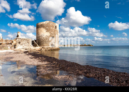 Vista panoramica della Torre delle Saline contro le nubi sparse a mezzogiorno. Stintino, Sardegna. Italia Foto Stock