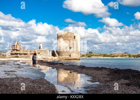 Vista panoramica della Torre delle Saline contro le nubi sparse a mezzogiorno. Stintino, Sardegna. Italia Foto Stock