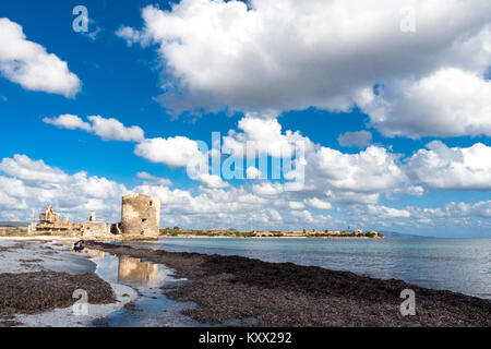 Vista panoramica della Torre delle Saline contro le nubi sparse a mezzogiorno. Stintino, Sardegna. Italia Foto Stock