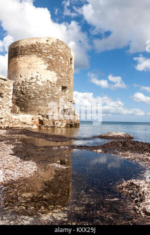 Vista panoramica della Torre delle Saline contro le nubi sparse a mezzogiorno. Stintino, Sardegna. Italia Foto Stock