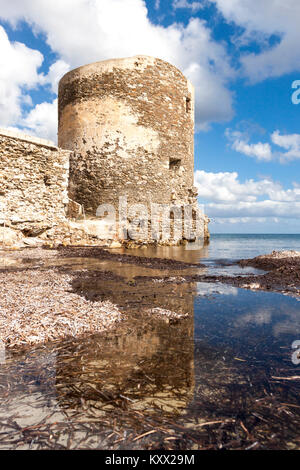 Vista panoramica della Torre delle Saline contro le nubi sparse a mezzogiorno. Stintino, Sardegna. Italia Foto Stock