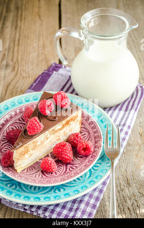 Torta al cioccolato decorate con lamponi freschi Foto Stock