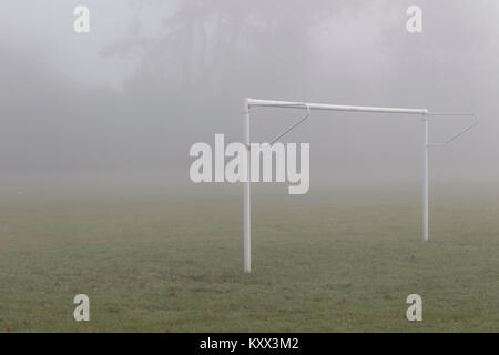 Football Soccer paletti su un passo in un nebbioso giorno nel Regno Unito Foto Stock