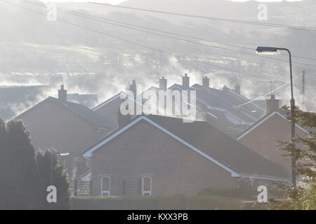 Il vapore in aumento come nebbia cancella su un nebbioso giorno nel Regno Unito Foto Stock