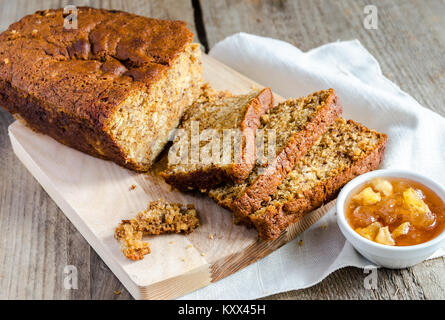 Filone di pane alla banana con confettura di Apple Foto Stock