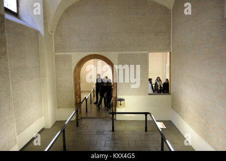 Persone, Pinkas la Sinagoga e il cimitero ebraico; museo, 2014, Praga, Repubblica Ceca. Foto Stock