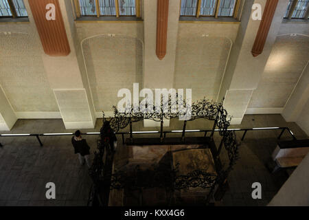 Persone, Pinkas la Sinagoga e il cimitero ebraico; museo, 2014, Praga, Repubblica Ceca. Foto Stock