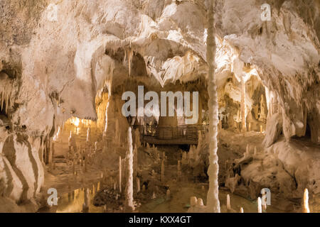 Grotte di Frasassi, Italia - Le grotte di Frasassi, un enorme grotta carsica sistema nella città di Genga, provincia di Ancona, Regione Marche, Italia centrale Foto Stock