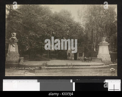 Questa fotografia del 1911 raffigura una scena del teatro all'aperto di Bygdø, in Norvegia, che mostra la rappresentazione dello spettacolo "Elverhøi". L'immagine cattura il pubblico e gli attori nell'ambiente naturale del teatro, evidenziando la popolarità degli spettacoli all'aperto nella Norvegia dei primi anni del XX secolo. Foto Stock