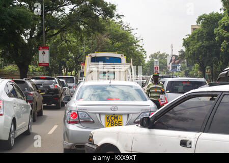 Veicoli sat in ingorghi di traffico nelle ore di punta su Uhuru autostrada che conduce alla città di Nairobi, Kenya, Africa orientale Foto Stock