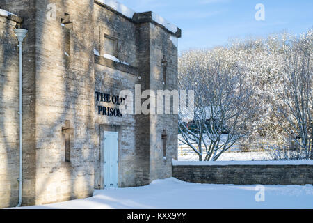 La Vecchia Prigione nella neve in dicembre. Northleach, Cotswolds, Gloucestershire, Inghilterra Foto Stock