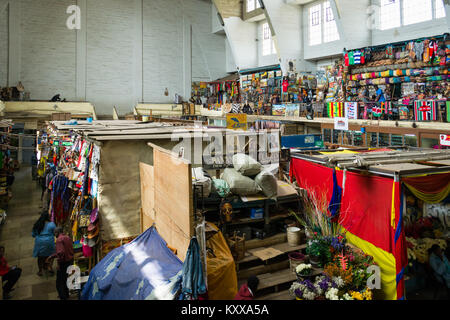 Interno del Nairobi città mercato con merci varie e artigianato su display per la vendita, Nairobi, Kenya, Africa orientale Foto Stock