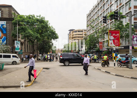 Visualizza in basso Wabera Street verso la Kenyatta International Conference Centre con persone di andare sulla vita quotidiana, Nairobi, Kenia Foto Stock