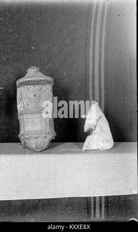 Fotografia di Eugène Atget che cattura la Cour de Marbre e la Fontaine presso la Reggia di Versailles, illustrando l'architettura e la fotografia francesi dell'inizio del XX secolo. Foto Stock