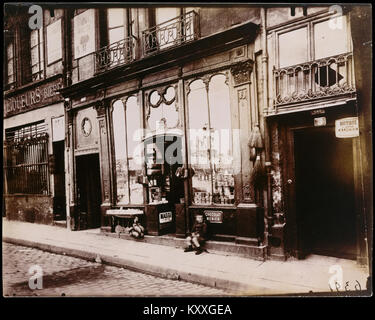 Eugène Atget, negozio di fronte di 'Courone d'O' Quai Bourbon, 1922 Foto Stock