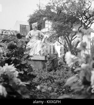 Fotografia del Füvészkert (Giardino Botanico) in Ungheria che mostra una statua originaria della facciata dell'università, registrata nella collezione Fortepan come parte della documentazione culturale nazionale. Foto Stock