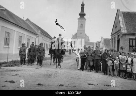 Fotografia della collezione Fortepan che mostra via Béke a Budapest, Ungheria, con la Chiesa riformata. L'immagine documenta l'architettura e il paesaggio urbano della città. Foto Stock