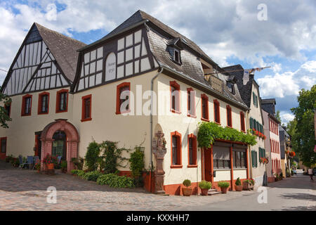 Vecchio a struttura mista in legno e muratura case della Mosella presso la strada romana, Neumagen-Dhron, il vino più vecchio villaggio di Germania, Mosella, Renania-Palatinato, Germania Foto Stock