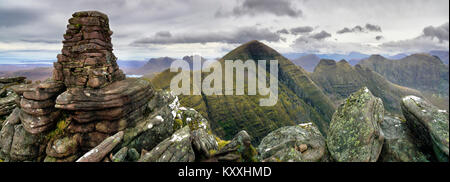 Il vertice cairn di Tom na Gruagaich Foto Stock