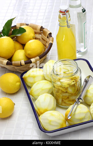 In casa il limoncello, italiano tradizionale liquore di limone Foto Stock