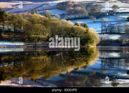 Inverno riflessioni sulla Ladybower Foto Stock