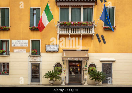 Facciata di edificio dettaglio lungo un piccolo canale in Veneto, Venezia, Italia, Europa. Foto Stock