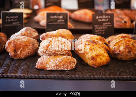 Close up di selezione di panini appena sfornati in una panetteria. Foto Stock