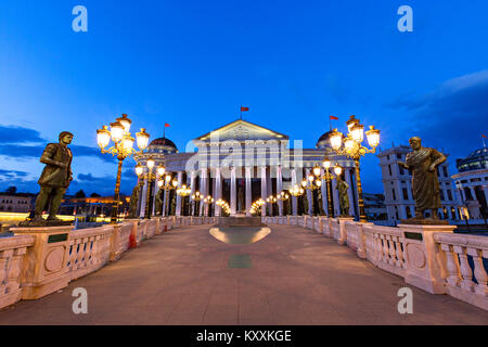 Vista notturna sulla città di Skopje, capitale della Macedonia. Foto Stock