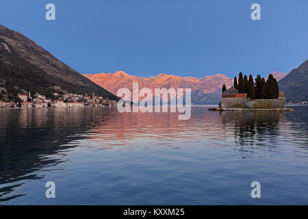 Vista su St George Island in Perast, Kotor Bay, Montenegro. Foto Stock