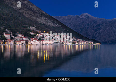 Vista sul villaggio di Perast durante la notte nella Baia di Kotor, Mare Adriatico, Montenegro. Foto Stock