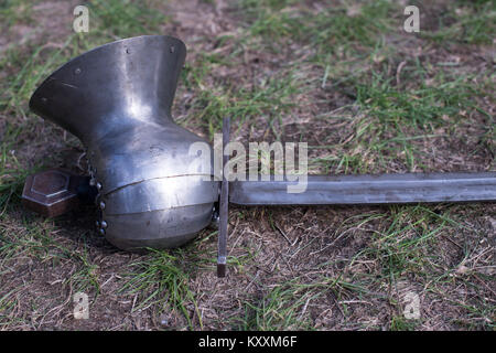 Knight armour protenction e spada su un campo di battaglia Foto Stock