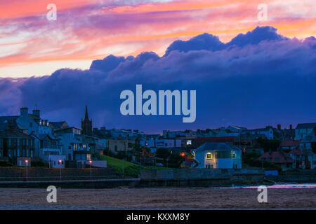 Arcadia Portrush al crepuscolo presi dall'Oriente Strand Foto Stock