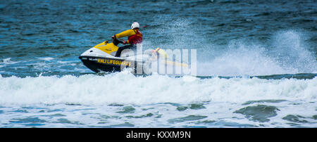 Vita RNLI ronde di controllo la linea Surf a Oriente Strand Portrush Foto Stock