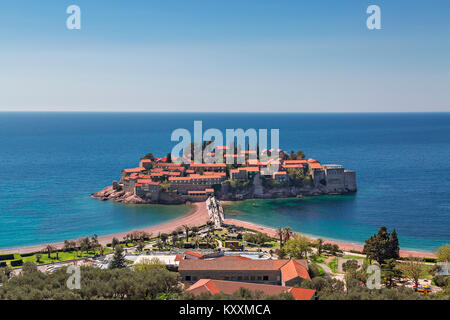Vista su Sveti Stefan penisola sul mare Adriatico in Budva, Montenegro. Foto Stock