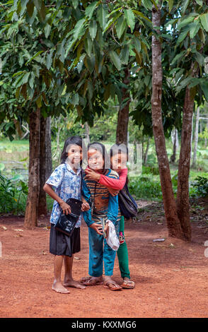 Tre felice Khmer cambogiano studentesse sul loro modo di scuola di Banteay Srei, Regno di Cambogia. Foto Stock