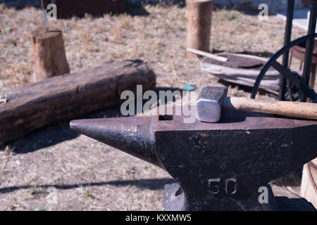 Incudine e martello in una fucina di fabbro Foto Stock