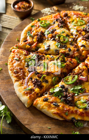 In casa messicani piccanti Taco PIzza con il coriandolo e il chorizo Foto Stock