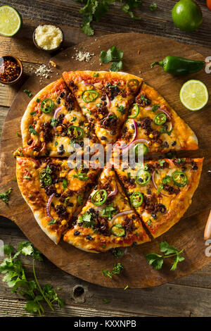 In casa messicani piccanti Taco PIzza con il coriandolo e il chorizo Foto Stock