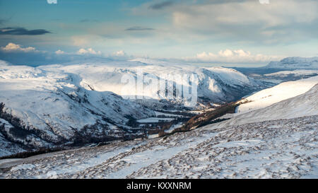 Inverno in basso vista Loch Scopa per la costa dalla montagna innevata Meall Doire Faid (a Graham), Wester Ross, Highlands scozzesi, Scozia Foto Stock