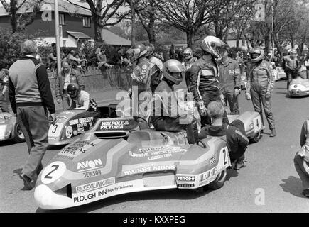 Dave Hallam e John Gibbard (n. 2) che ha preso il 4° posto,1986 Sidecar TT, Isola di Man gare TT, Tourist Trophy. Foto Stock