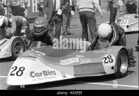 Gerrard Flynn e Richard Burgess (28) 1986 Sidecar TT, Isola di Man gare TT, Tourist Trophy. Foto Stock