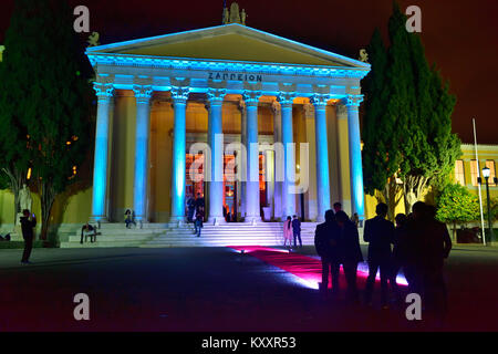 La Zappeion centro esposizioni e conferenze in Greco Giardini Nazionali di notte, Atene Foto Stock