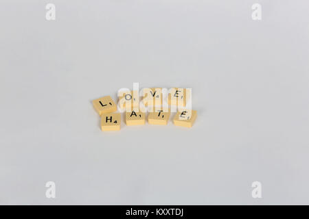 Un vecchio gioco SCRABBLE shot raffigurato su sfondo bianco in uno studio a Londra, Regno Unito. Foto Stock