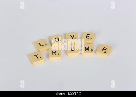 Scrabble vecchia ortografia lettere 'amore Trump' e 'odio Trump' su uno sfondo bianco, Londra, Regno Unito. Foto Stock