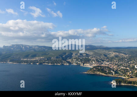 Cassis vista dal Capo Canaille top, Francia. Bellissimo paesaggio francese. Foto Stock