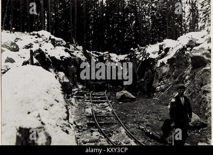 Una fotografia del 1915 raffigurante i prigionieri di guerra russi che costruiscono la ferrovia di Grödnerbahn in alto Adige durante la prima guerra mondiale, documentando il lavoro forzato e lo sviluppo delle infrastrutture in tempo di guerra. Foto Stock